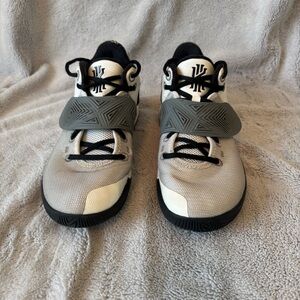 Nike Zoom Kyrie Flytrap 3 JBY White and Gray Athletic‎ Shoes Men’s Size 7.5
